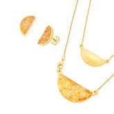 CONJUNTO DOURADO COM PINGENTE EXTRA E PEDRA FRAGMENTADA